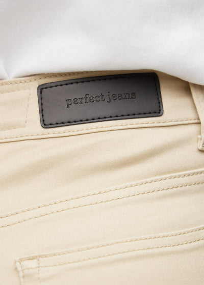 Baglommen på et par beige regular middle shorts, hvor man kan se logoet.